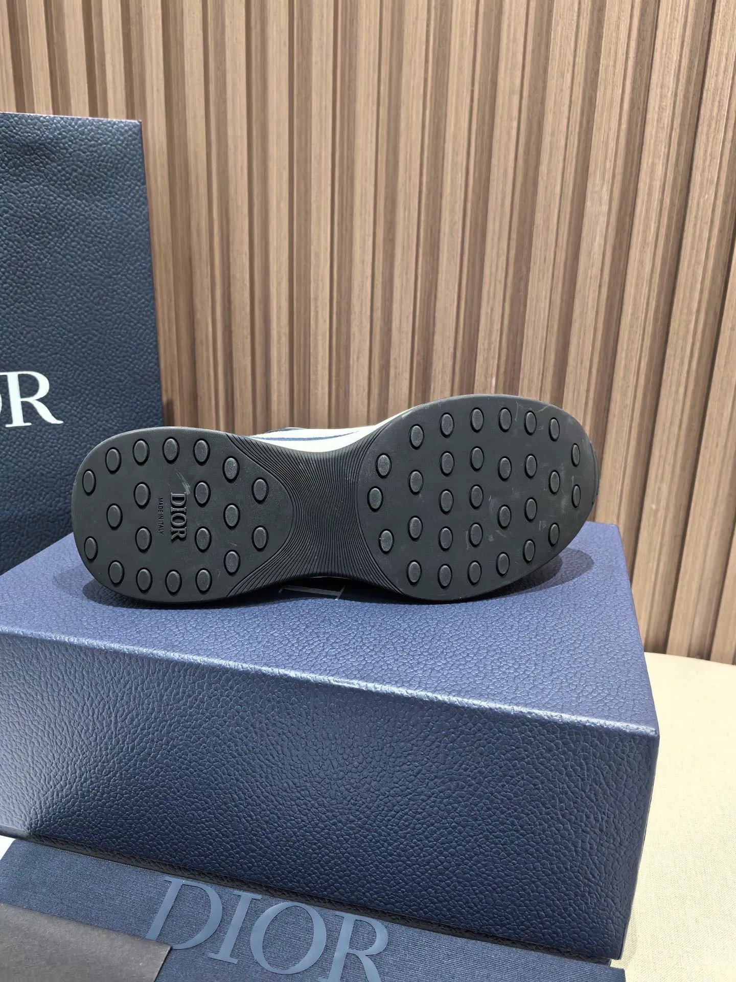 Factory price: 440💰 🔍Top purchasing agent🇮🇹 Dior's super-popular sports shoes, popular for street men, are synchronized with the new product counters. The uppers are made of Italian original imported cowhide and matched with D's customized fabrics. It is a must-have for fashionistas. The complex craftsmanship is perfectly reproduced. Imported soft cowhide foot pads, soles: original soles specially provided by the original factory, exclusive movable molded soles are super comfortable, original factory follow-up goods, 🔍🔍high quality, you can enter and exit the counter at will, welcome to compare, code number 38-45 (46 can be customized and cannot be returned or exchanged)